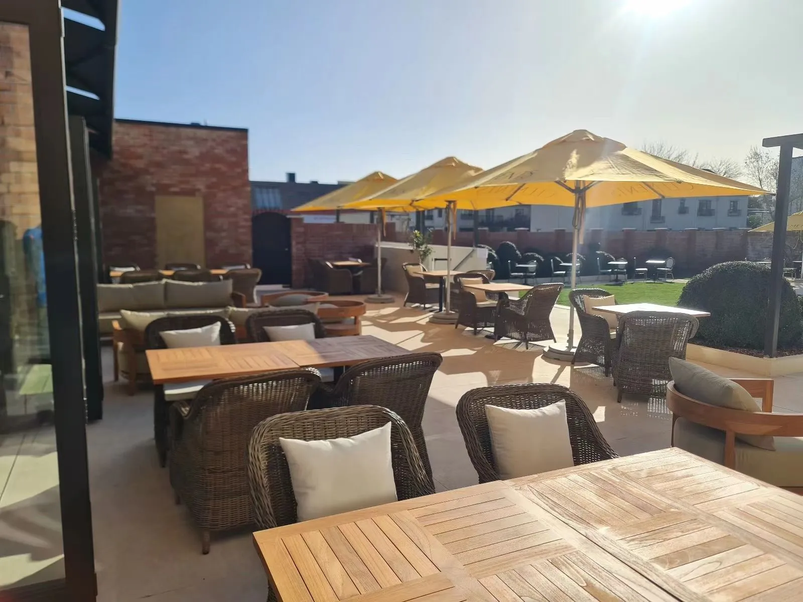 Restaurant outdoor furniture (2)
